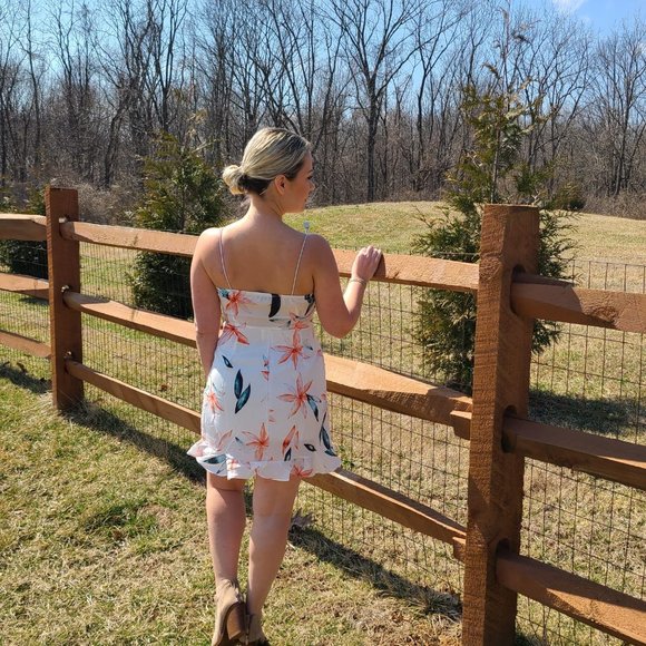 BRAND NEW WHITE DRESS WITH FLORAL DESIGN AND TIE - Picture 6 of 11